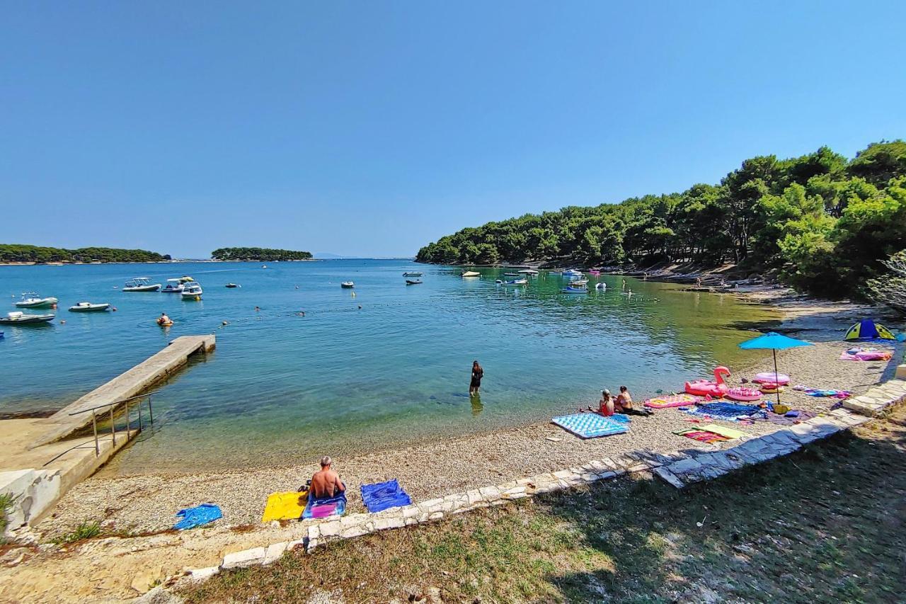 Bungalow Comfort 100 M From The Beach Premantura Exterior photo