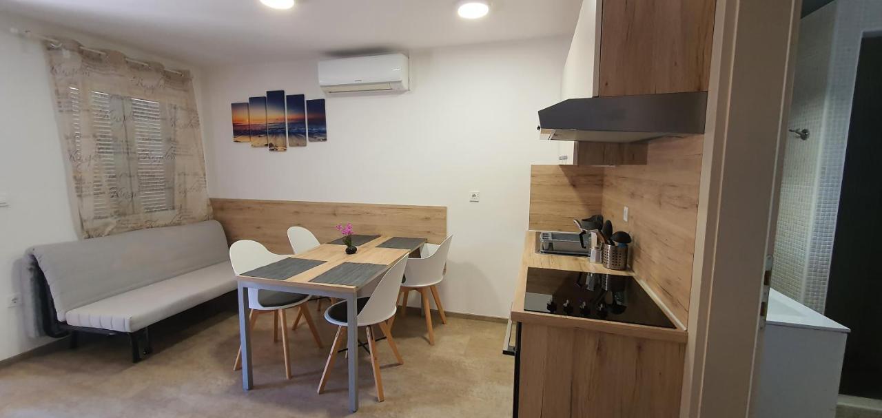 Bungalow Comfort 100 M From The Beach Premantura Exterior photo