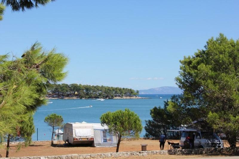 Bungalow Comfort 100 M From The Beach Premantura Exterior photo