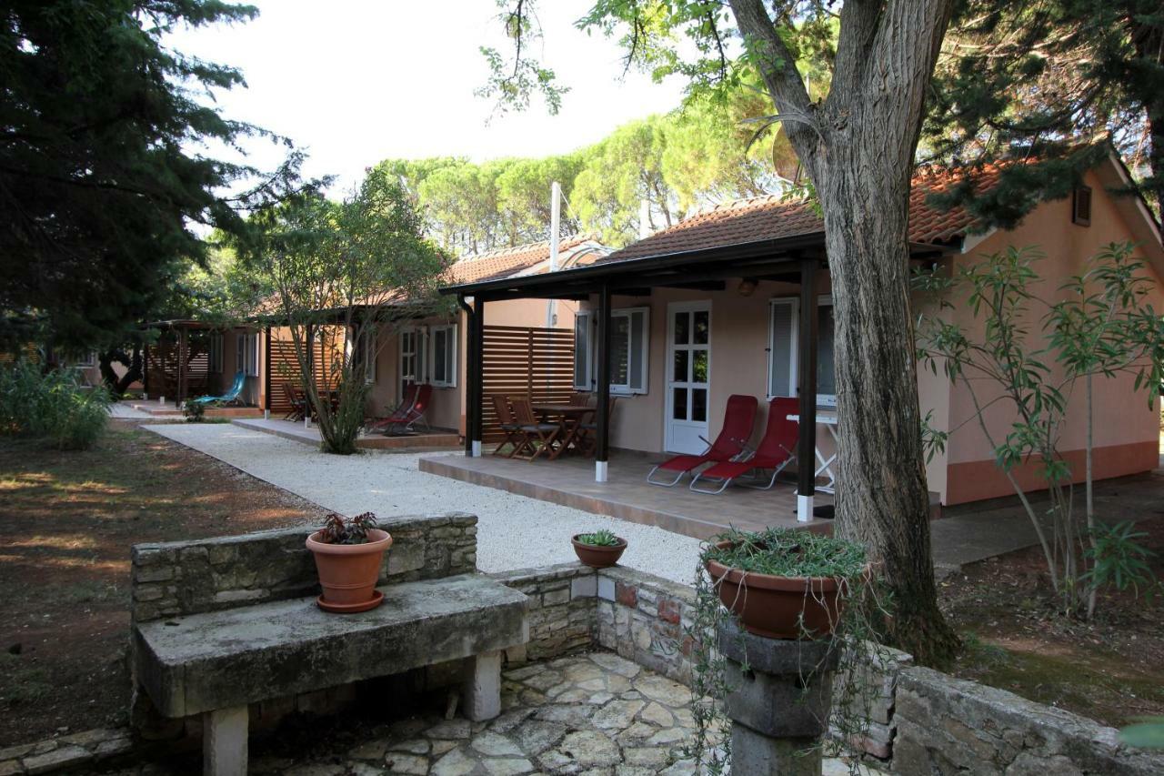 Bungalow Comfort 100 M From The Beach Premantura Exterior photo