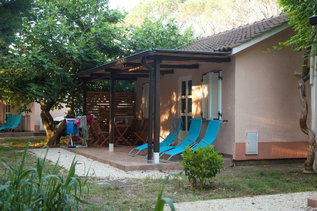 Bungalow Comfort 100 M From The Beach Premantura Exterior photo