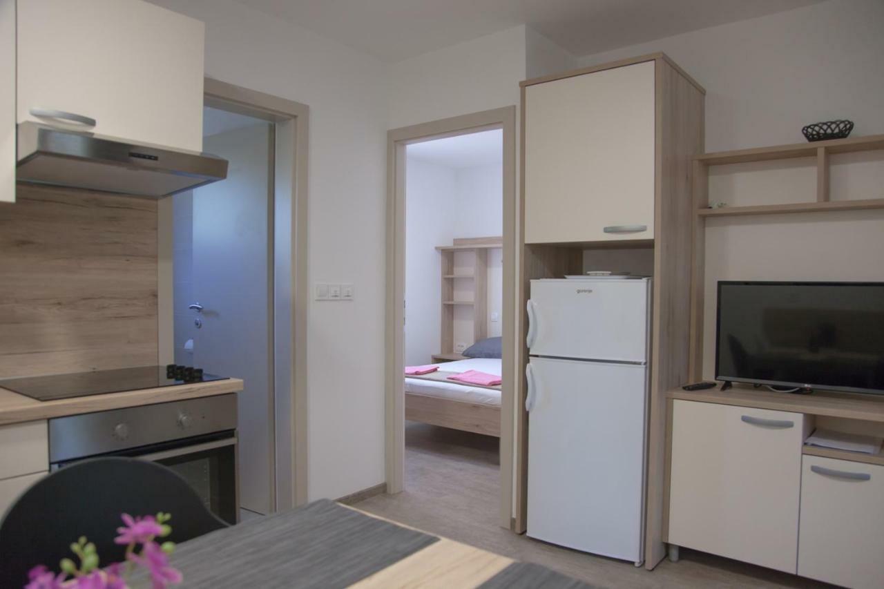 Bungalow Comfort 100 M From The Beach Premantura Exterior photo