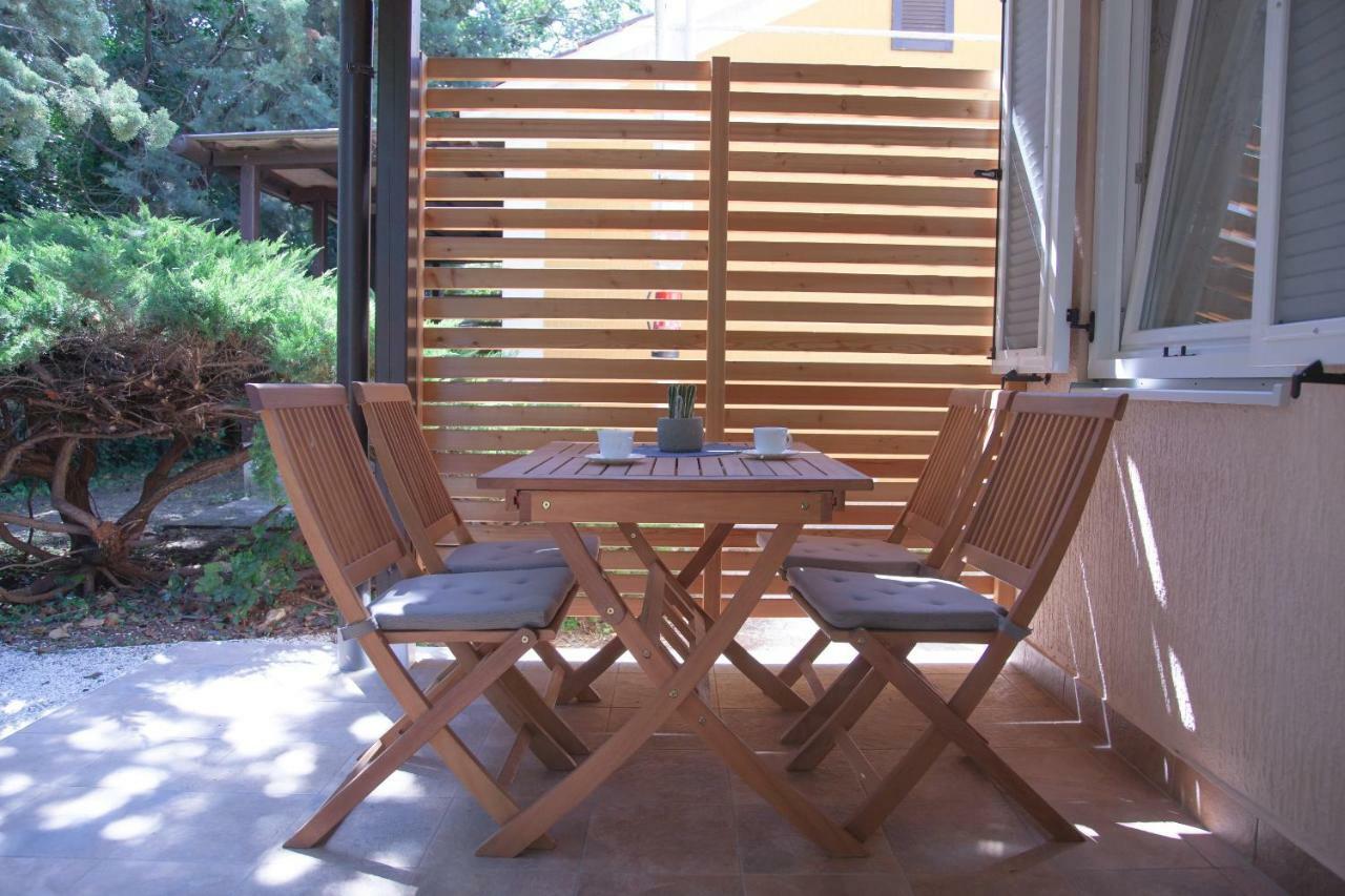 Bungalow Comfort 100 M From The Beach Premantura Exterior photo