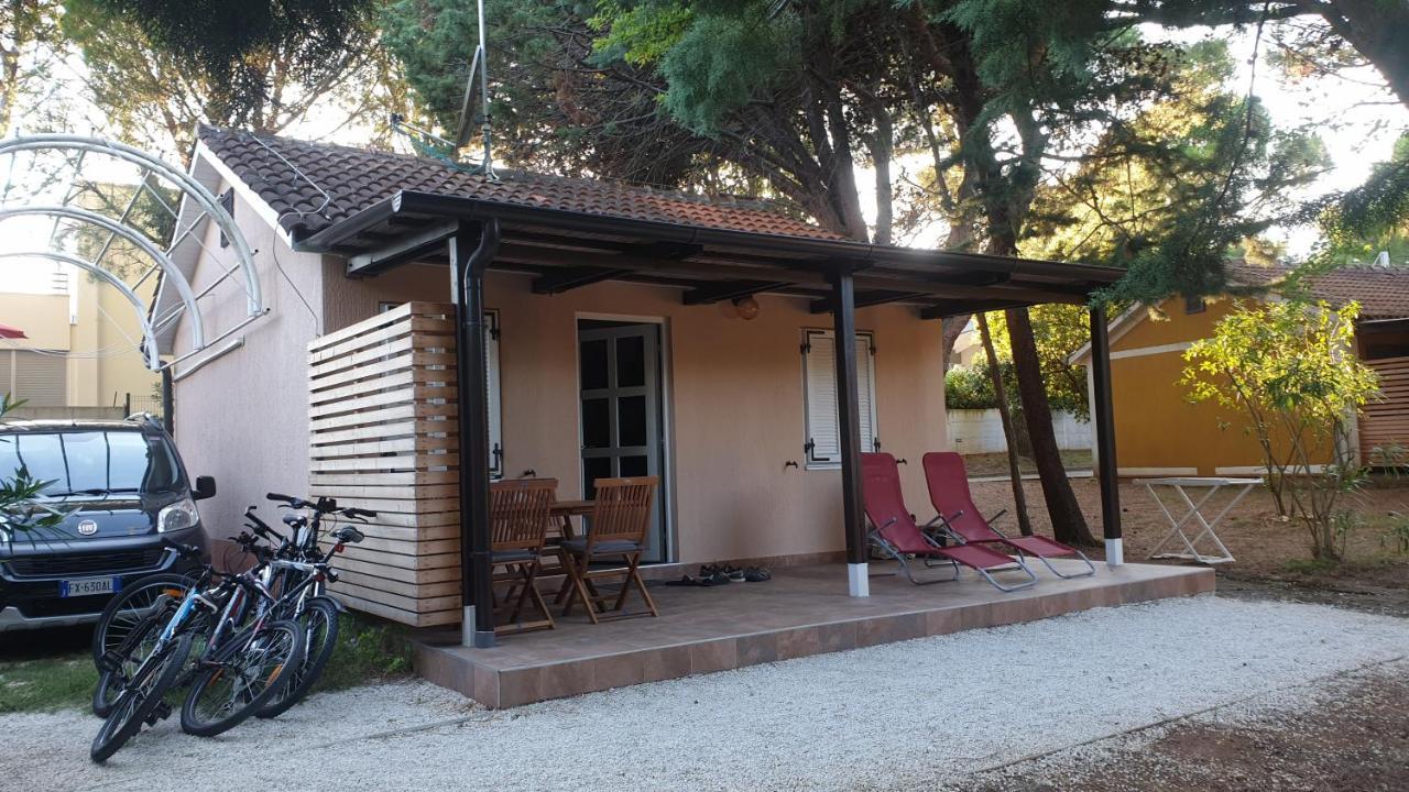 Bungalow Comfort 100 M From The Beach Premantura Exterior photo
